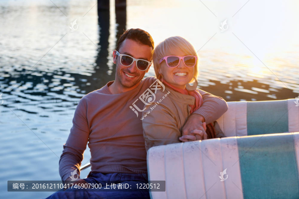情侶在船上浪漫的時間
