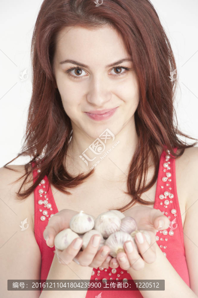 手里拿著大蒜的年輕女子