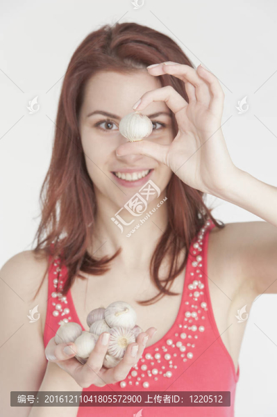 手里拿著大蒜的年輕女子
