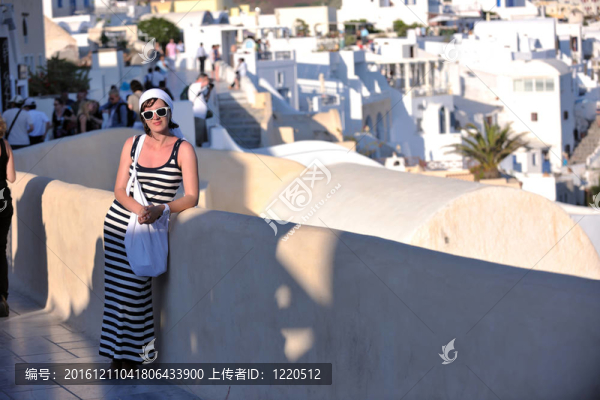 在伊亞街頭的希臘女人；圣托里尼；希臘