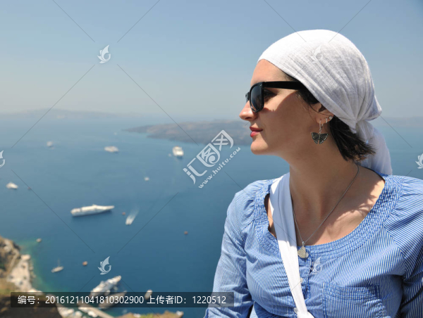 在伊亞街頭的希臘女人；圣托里尼；希臘