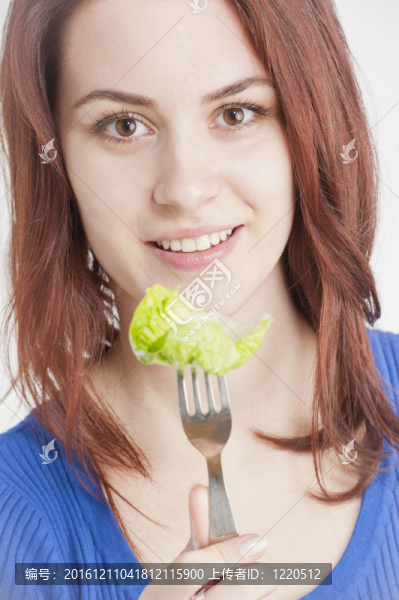 年輕女子吃生菜