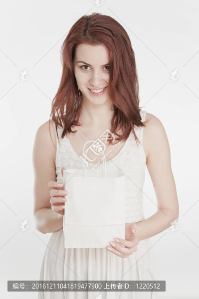 年輕女子拿著白色購物袋