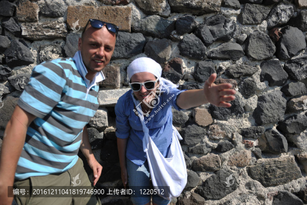 快樂的年輕夫婦在希臘旅游