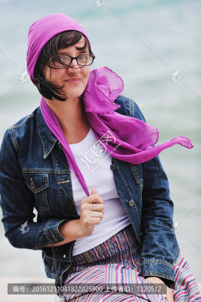 在伊亞街頭的希臘女人；圣托里尼；希臘
