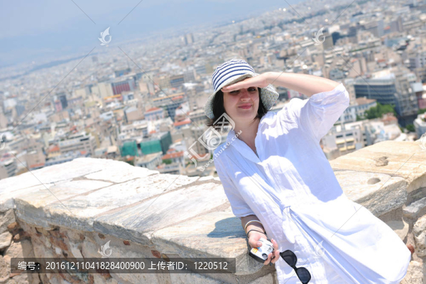 在伊亞街頭的希臘女人；圣托里尼；希臘