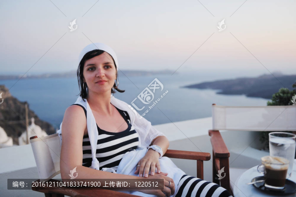 在伊亞街頭的希臘女人；圣托里尼；希臘