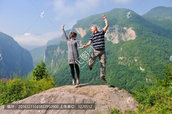 快樂(lè)的年輕情侶在空中跳躍