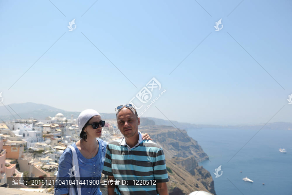 快樂的年輕夫婦在希臘旅游