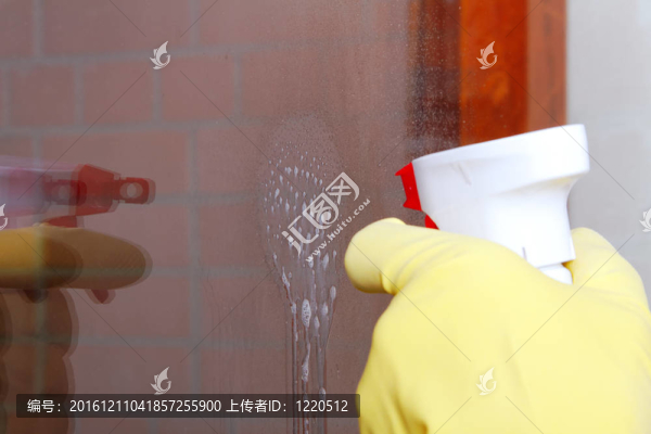 手擦窗。