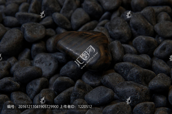 一塊黑色的石頭