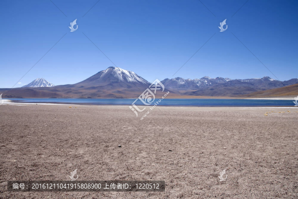 在阿塔卡馬沙漠附近的Lagunas,Miscanti和Meniques的安第斯山脈