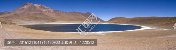 在阿塔卡馬沙漠附近的Lagunas,Miscanti和Meniques的安第斯山脈
