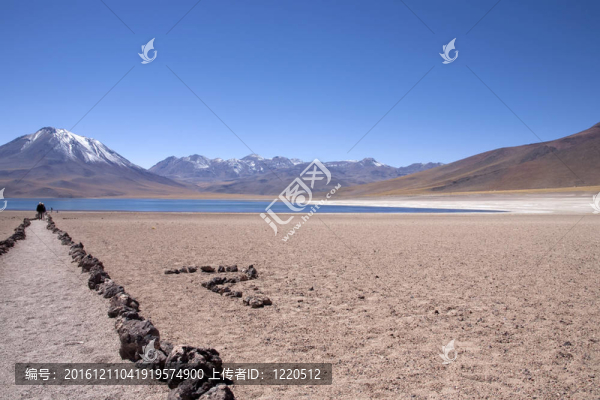 在阿塔卡馬沙漠附近的Lagunas,Miscanti和Meniques的安第斯山脈