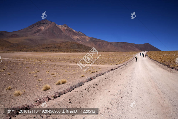 在阿塔卡馬沙漠附近的Lagunas,Miscanti和Meniques的安第斯山脈