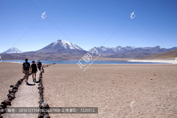 在阿塔卡馬沙漠附近的Lagunas,Miscanti和Meniques的安第斯山脈