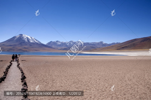 在阿塔卡馬沙漠附近的Lagunas,Miscanti和Meniques的安第斯山脈