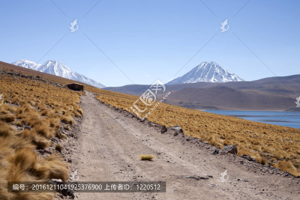 在阿塔卡馬沙漠附近的Lagunas,Miscanti和Meniques的安第斯山脈