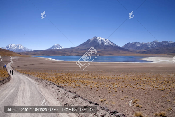 在阿塔卡馬沙漠附近的Lagunas,Miscanti和Meniques的安第斯山脈