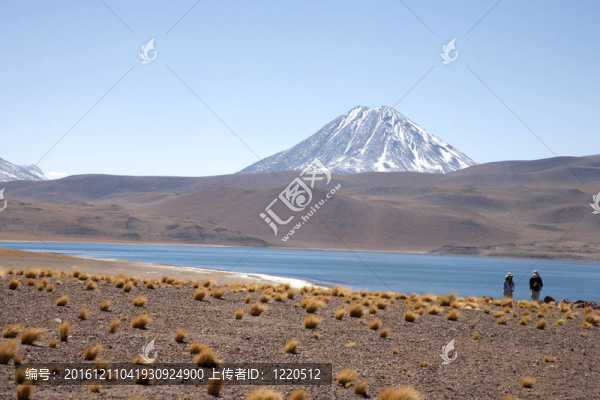 在阿塔卡馬沙漠附近的Lagunas,Miscanti和Meniques的安第斯山脈
