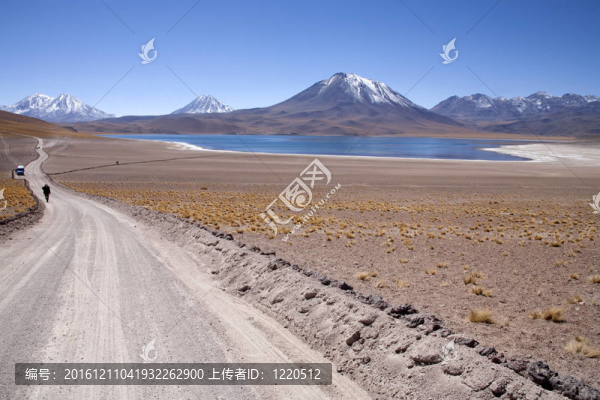 在阿塔卡馬沙漠附近的Lagunas,Miscanti和Meniques的安第斯山脈