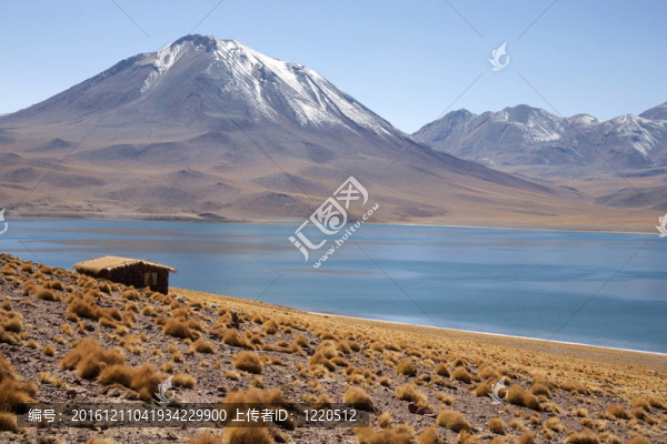 在阿塔卡馬沙漠附近的Lagunas,Miscanti和Meniques的安第斯山脈