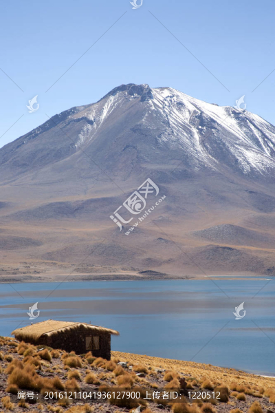 在阿塔卡馬沙漠附近的Lagunas,Miscanti和Meniques的安第斯山脈