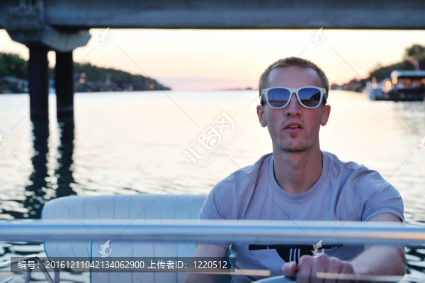 船上快樂的年輕人肖像