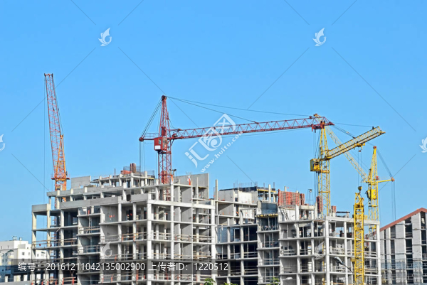 起重機(jī)和建筑工地反對(duì)藍(lán)天