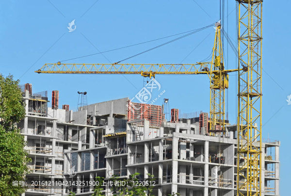 起重機(jī)和建筑工地反對(duì)藍(lán)天