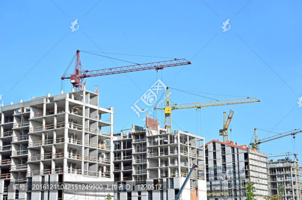 起重機(jī)和建筑工地反對(duì)藍(lán)天