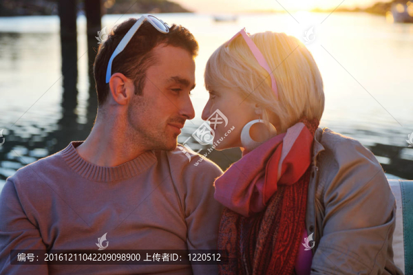 情侶在船上浪漫的時間