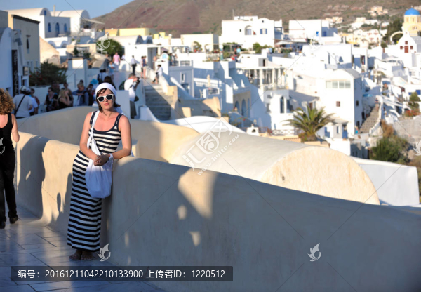 在伊亞街頭的希臘女人；圣托里尼；希臘