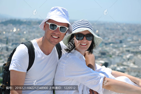 快樂的年輕夫婦在希臘旅游