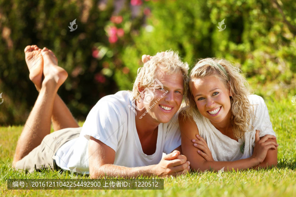 幸福的年輕夫婦