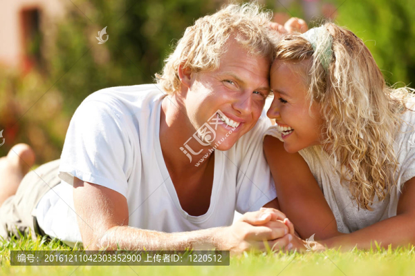幸福的年輕夫婦