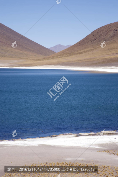 在阿塔卡馬沙漠附近的Lagunas,Miscanti和Meniques的安第斯山脈