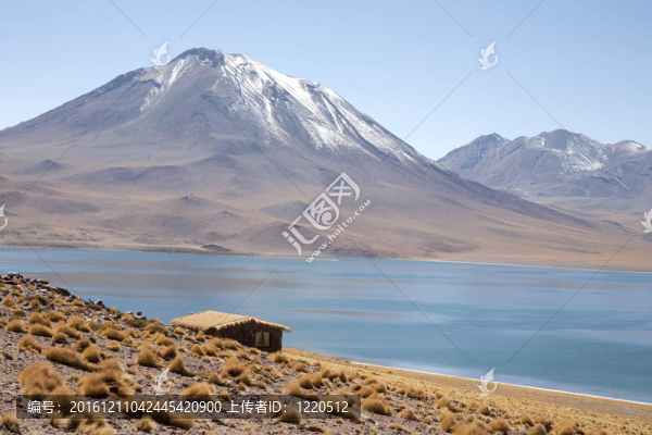 在阿塔卡馬沙漠附近的Lagunas,Miscanti和Meniques的安第斯山脈