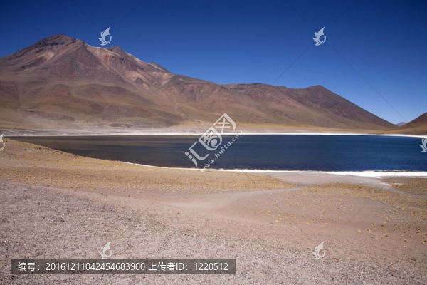 在阿塔卡馬沙漠附近的Lagunas,Miscanti和Meniques的安第斯山脈