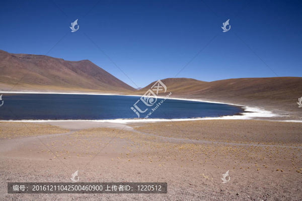 在阿塔卡馬沙漠附近的Lagunas,Miscanti和Meniques的安第斯山脈