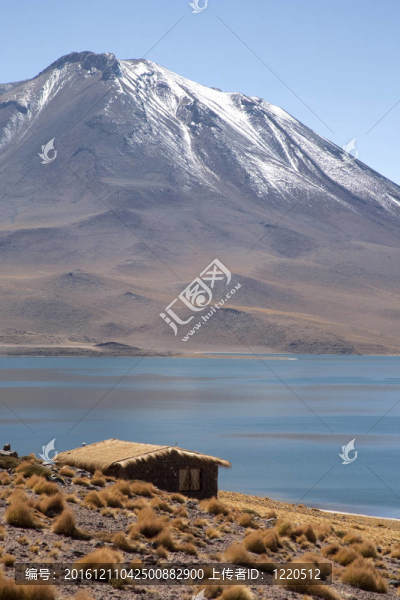 在阿塔卡馬沙漠附近的Lagunas,Miscanti和Meniques的安第斯山脈