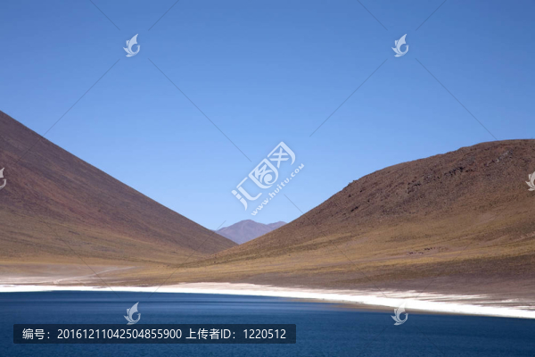 在阿塔卡馬沙漠附近的Lagunas,Miscanti和Meniques的安第斯山脈