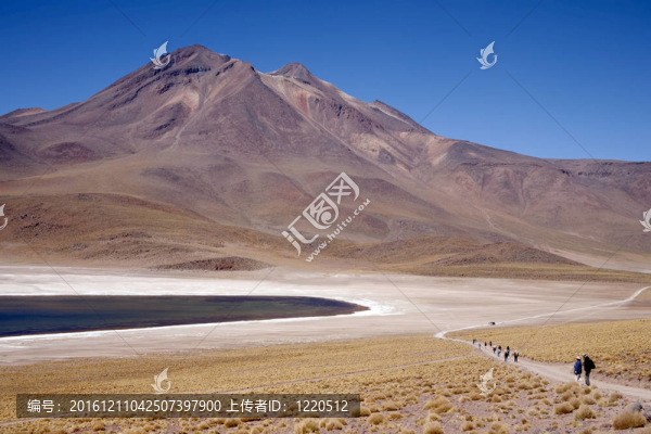 在阿塔卡馬沙漠附近的Lagunas,Miscanti和Meniques的安第斯山脈