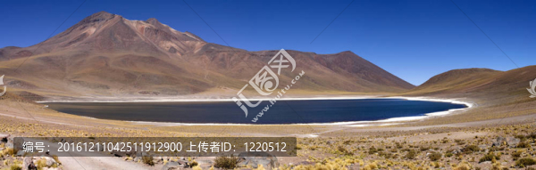 在阿塔卡馬沙漠附近的Lagunas,Miscanti和Meniques的安第斯山脈