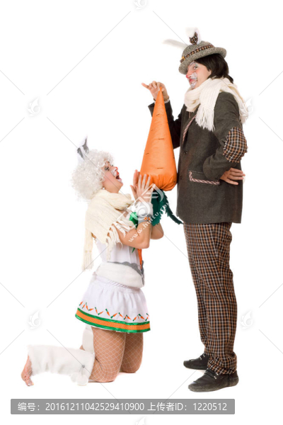 有趣的年輕夫婦與胡蘿卜