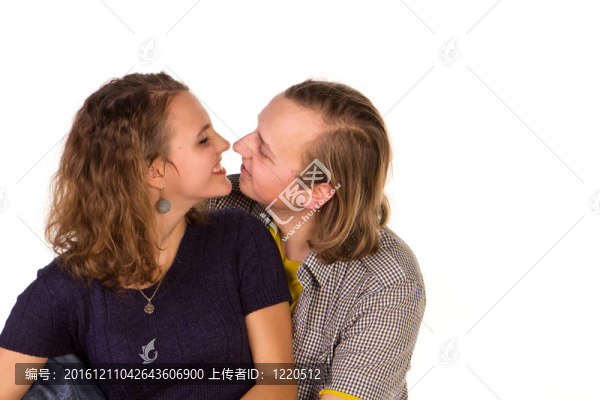 美麗的年輕情侶擁抱