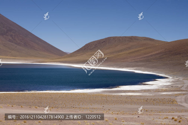 在阿塔卡馬沙漠附近的Lagunas,Miscanti和Meniques的安第斯山脈