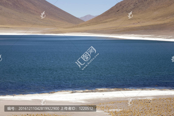 在阿塔卡馬沙漠附近的Lagunas,Miscanti和Meniques的安第斯山脈