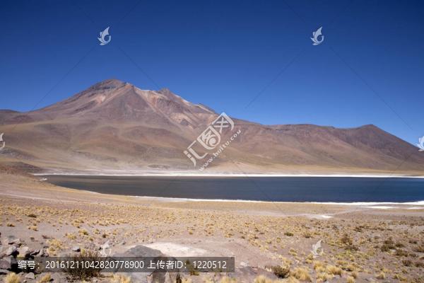 在阿塔卡馬沙漠附近的Lagunas,Miscanti和Meniques的安第斯山脈