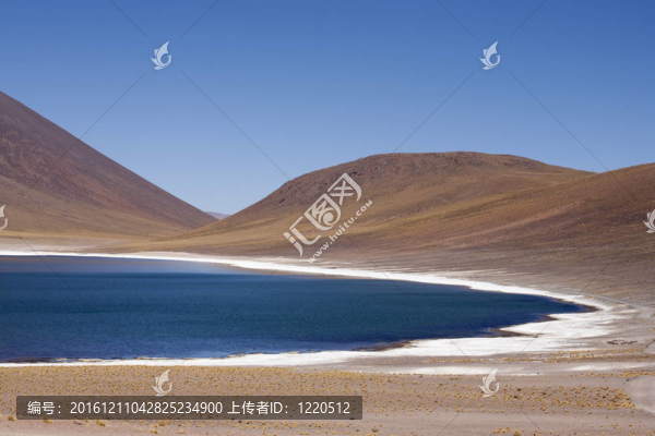 在阿塔卡馬沙漠附近的Lagunas,Miscanti和Meniques的安第斯山脈